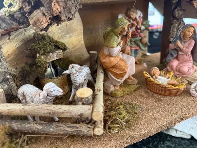 RARE Vintage Fontanini Nativity Scene  2004 Italian Stable, Working Water Pump, 5" Figures