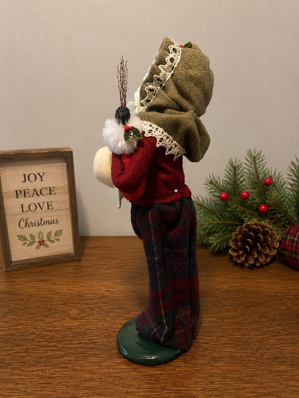 Byers Choice The Carolers Grandparent Shopper Doll 2006 Christmas Holiday Figurine