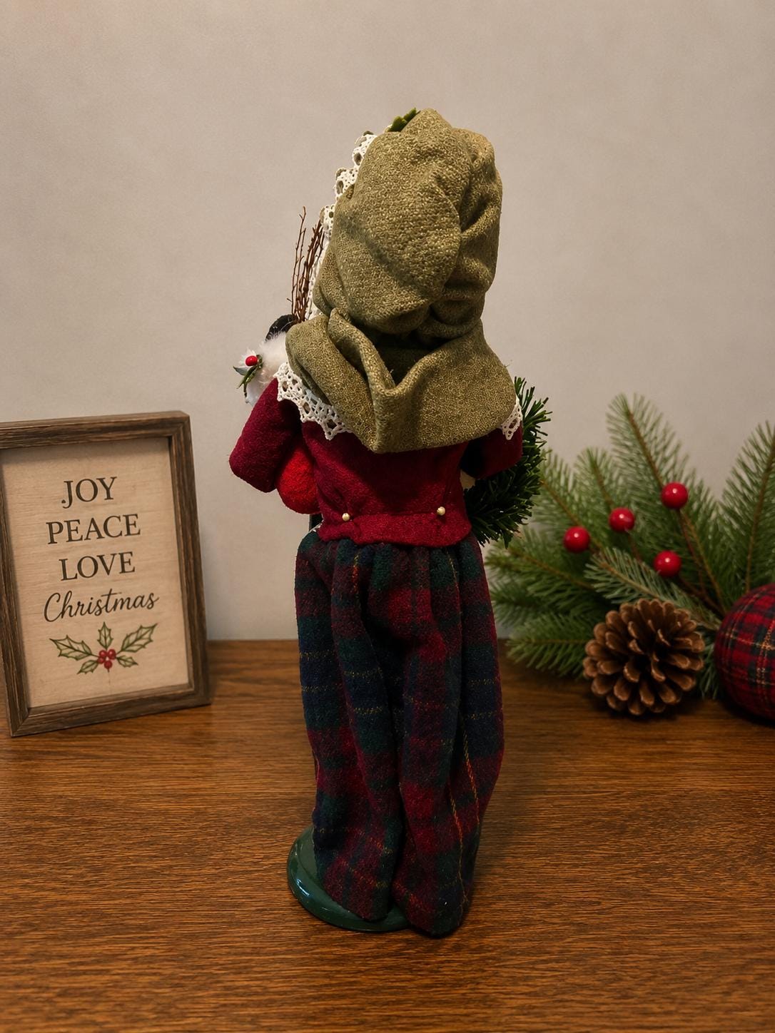 Byers Choice The Carolers Grandparent Shopper Doll 2006 Christmas Holiday Figurine