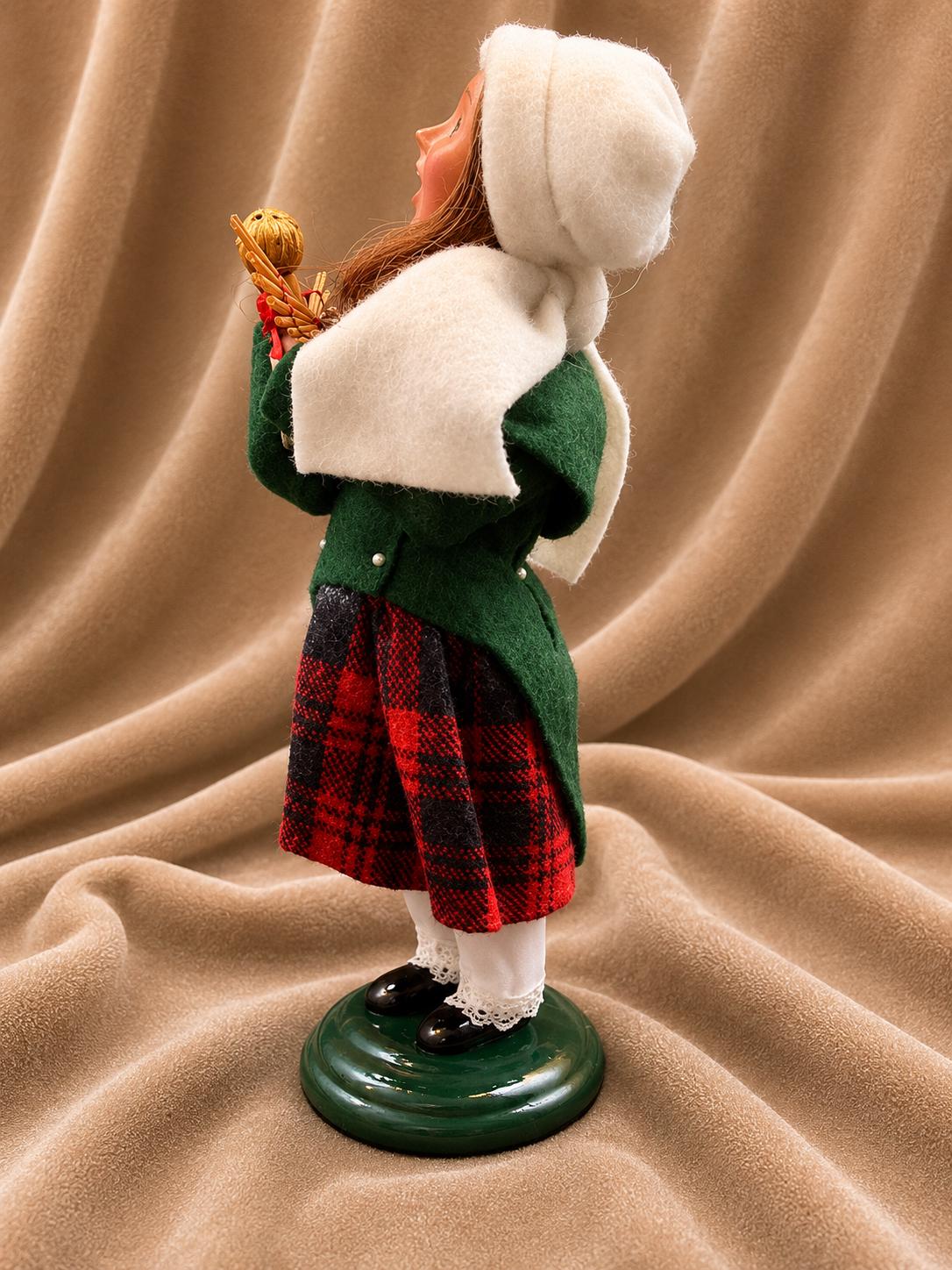 Byers Choice Caroler Girl Holding Straw Angel 2006 Christmas Doll Holiday Collectible