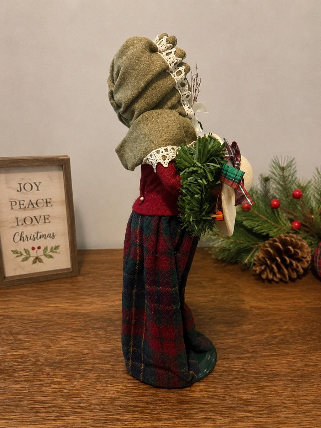 Byers Choice The Carolers Grandparent Shopper Doll 2006 Christmas Holiday Figurine