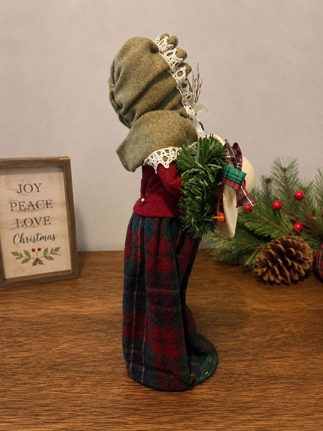 Byers Choice The Carolers Grandparent Shopper Doll 2006 Christmas Holiday Figurine