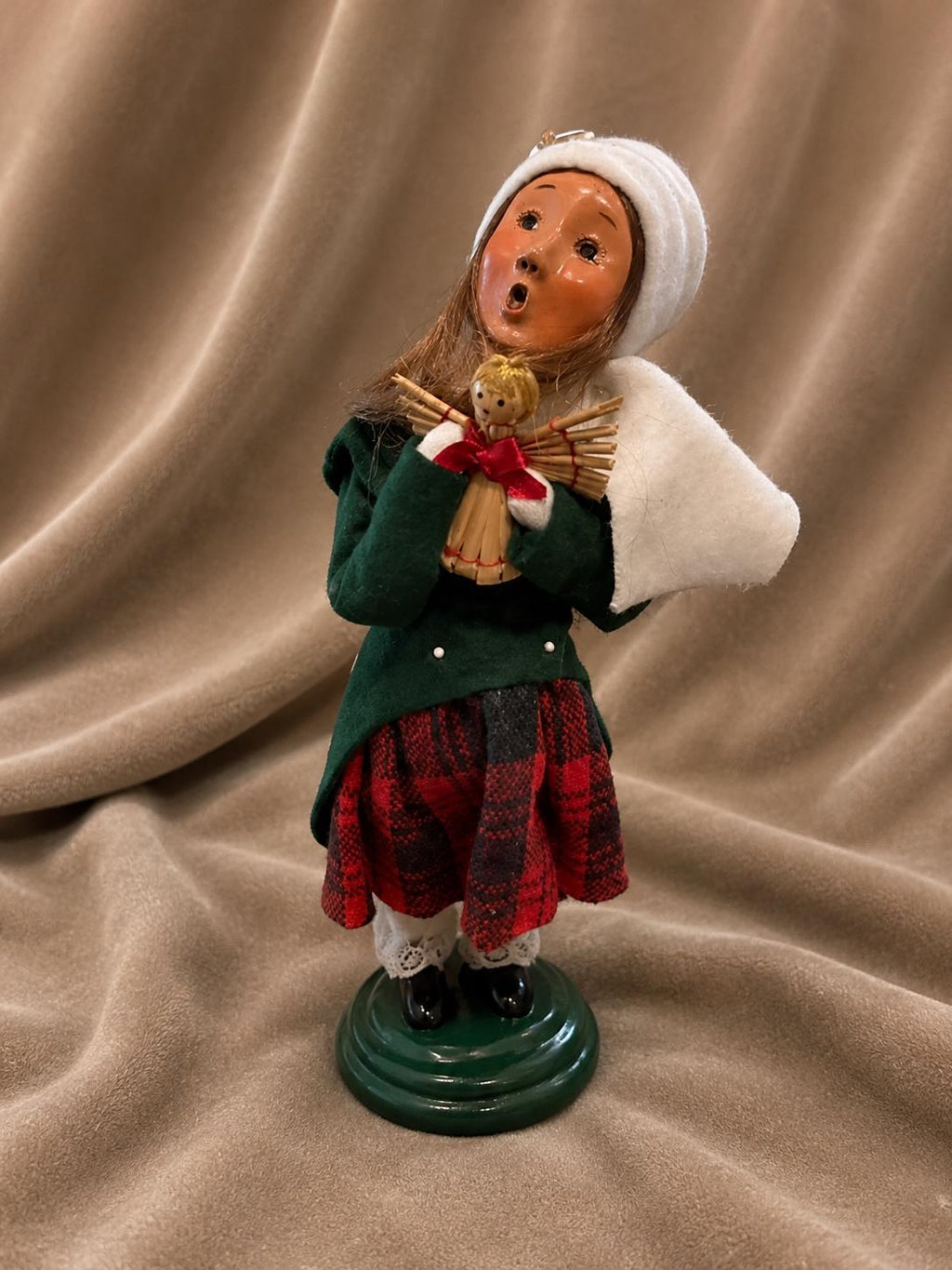 Byers Choice Caroler Girl Holding Straw Angel 2006 Christmas Doll Holiday Collectible