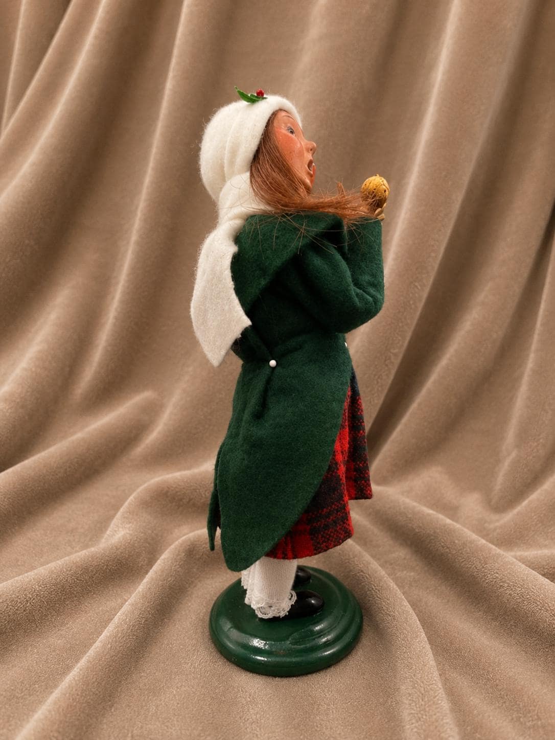 Byers Choice Caroler Girl Holding Straw Angel 2006 Christmas Doll Holiday Collectible