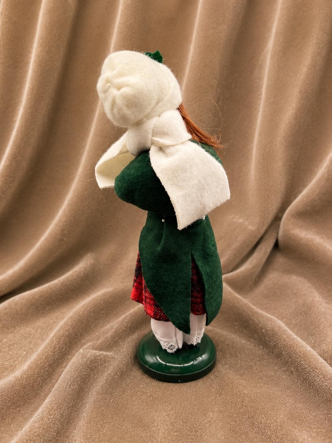 Byers Choice Caroler Girl Holding Straw Angel 2006 Christmas Doll Holiday Collectible