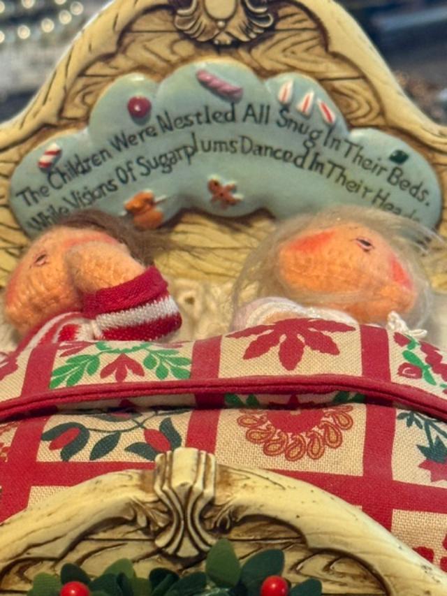 Rare Find 2004 Annalee Collectors Club Christmas Bedtime Doll Bed Scene with Original Tags