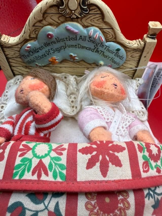 Rare Find 2004 Annalee Collectors Club Christmas Bedtime Doll Bed Scene with Original Tags