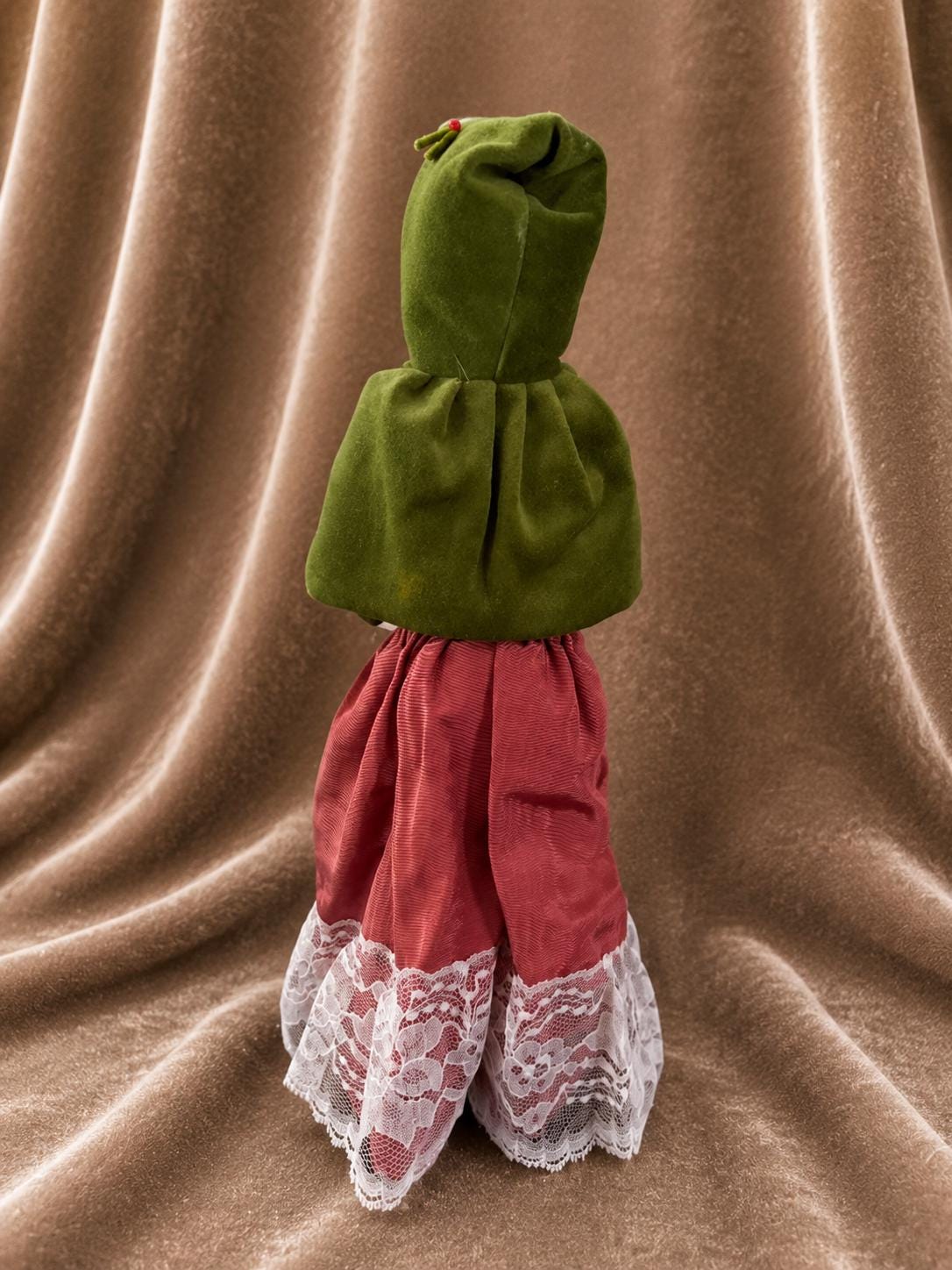 2005 Byers Choice Woman With Wreath Caroler Limited Edition 2/100