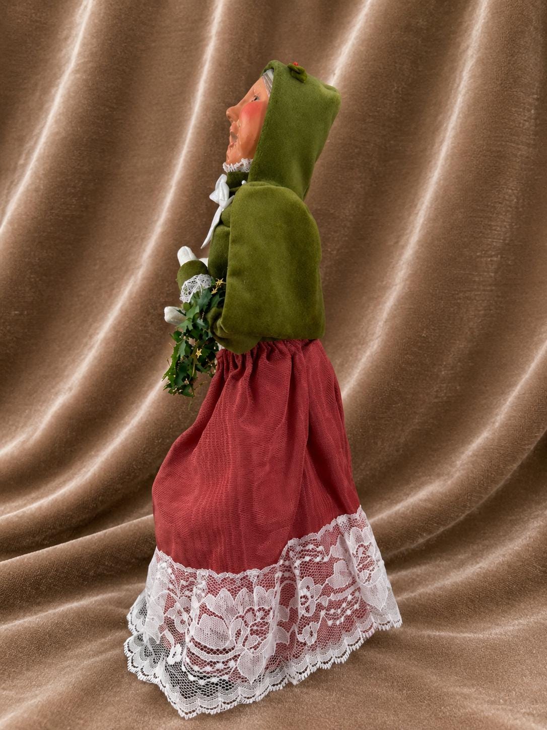 2005 Byers Choice Woman With Wreath Caroler Limited Edition 2/100