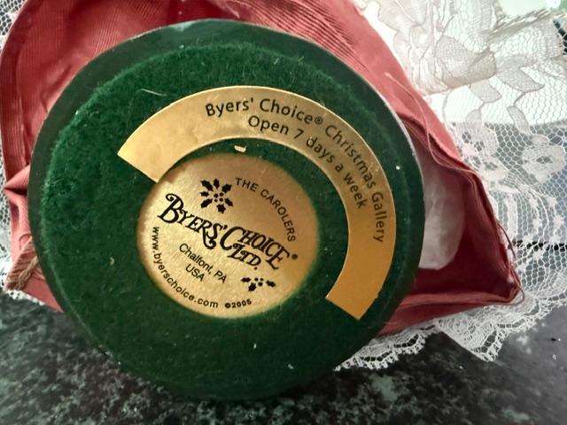 2005 Byers Choice Woman With Wreath Caroler Limited Edition 2/100