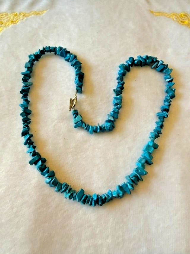 Vintage Blue Dyed Howlite Magnesite Chip Stone Necklace 19" Gold Tone Clasp