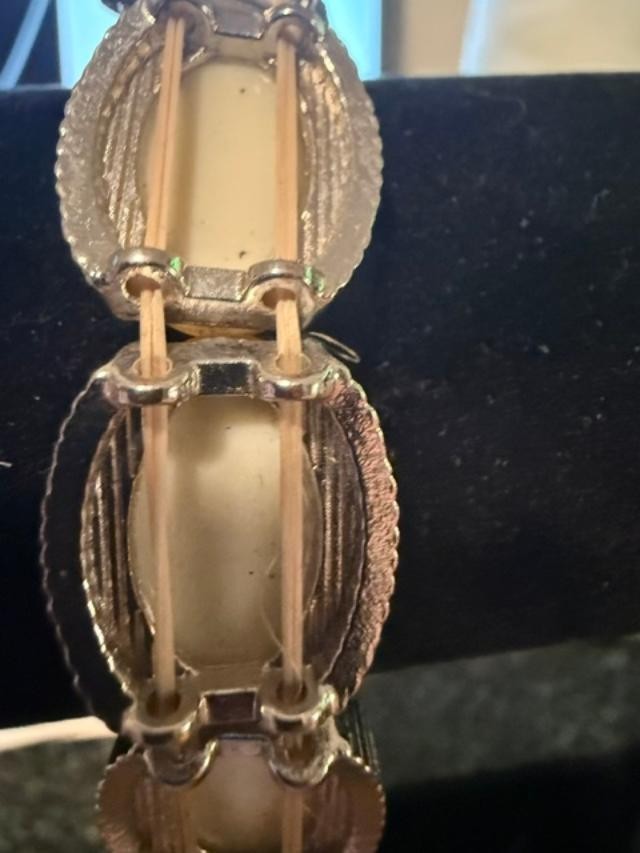 Yellow GLASS STRETCH BEAD BRACELET GOLD TONE Vintage