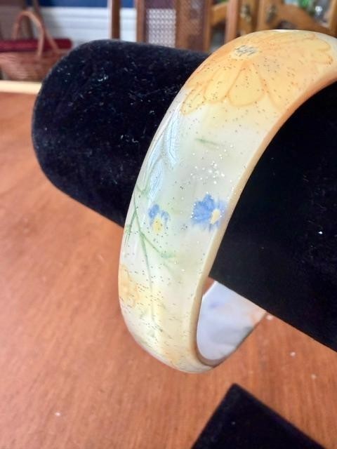 Vintage 1970s Floral Glitter Lucite Bangle Bracelet Blue Yellow 1.25" Wide