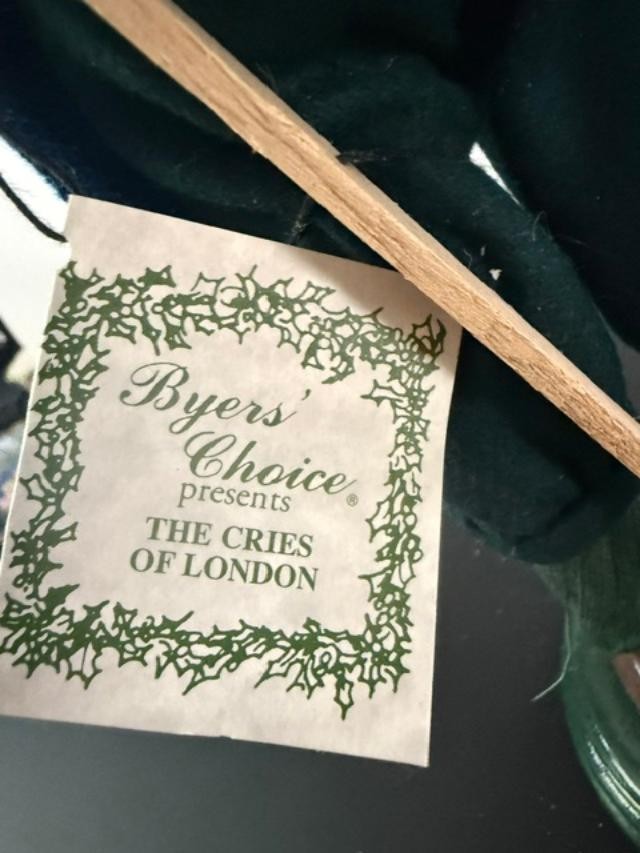 Byers Choice 2006 Cries of London Straw Ornament Vendor Caroler Slight Damage