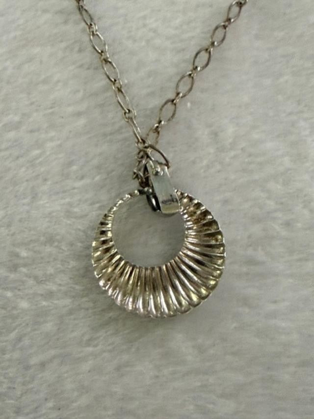 Axcess Liz Claiborne Silver Tone Ribbed Circle Pendant Necklace 18”