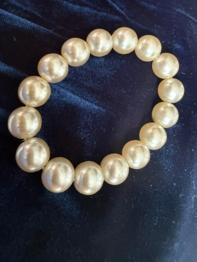 VINTAGE LARGE FAUX PEARL STRETCH BEADED BRACELET