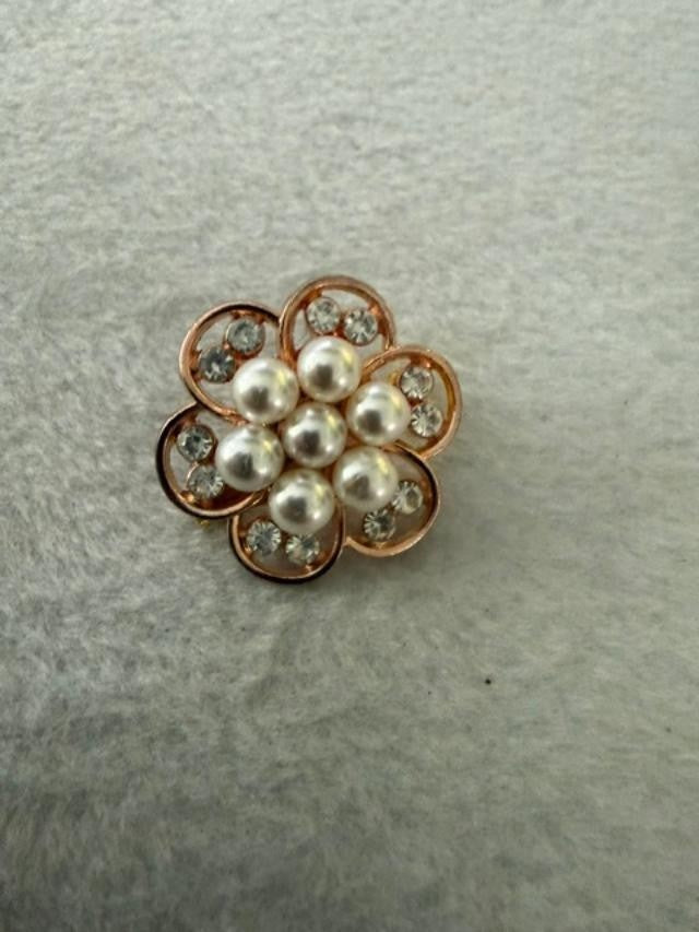 New Never Worn Faux Pearl Rhinestone Flower Brooch Rose Gold Tone Pin 1 Inch