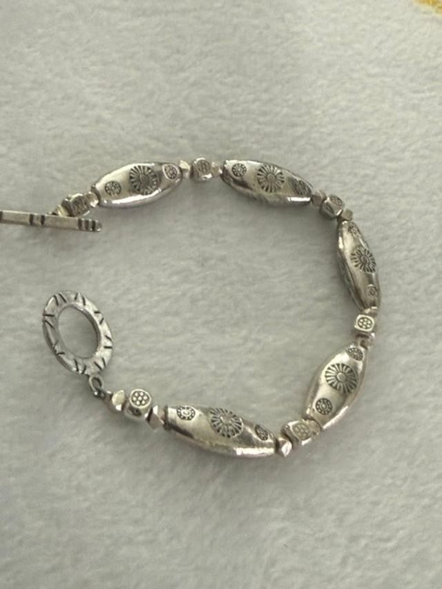 Silver Tone Embossed Floral Oval Bead Toggle Bracelet 7 Inch