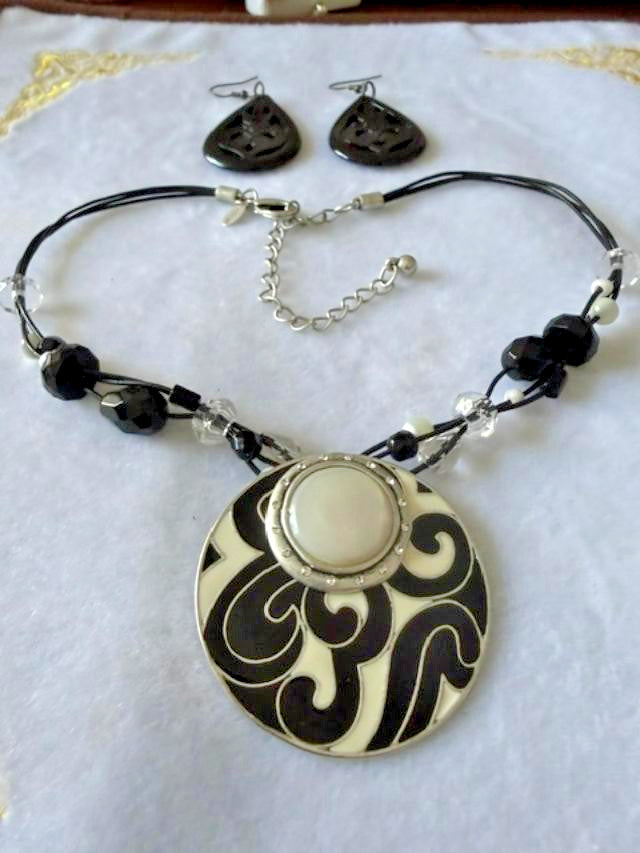 Chico's Black White Enamel Pendant Necklace & Earrings Set 18" Statement