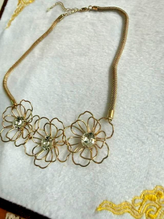 Avon SHB Gold Tone Rhinestone Wire Flower Mesh Necklace 22"