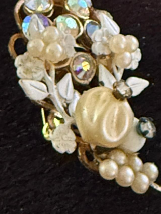 Vtg  Gold Tone Molded Faux Pearls Rhinestones Cluster Flower Pin Brooch MCM