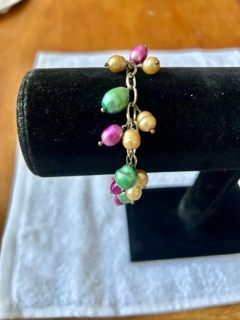 Multicolor Pearlized Bead Cluster Charm Bracelet Antiqued Gold Tone 8"