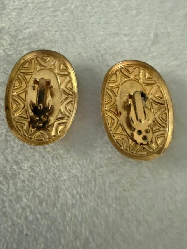 Vintage Enamel Large Oval clip-on Earrings white & Gold Tone