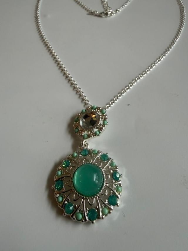 Avon SHB Steele Magnolias Long Green Cabochon Pendant Necklace 33