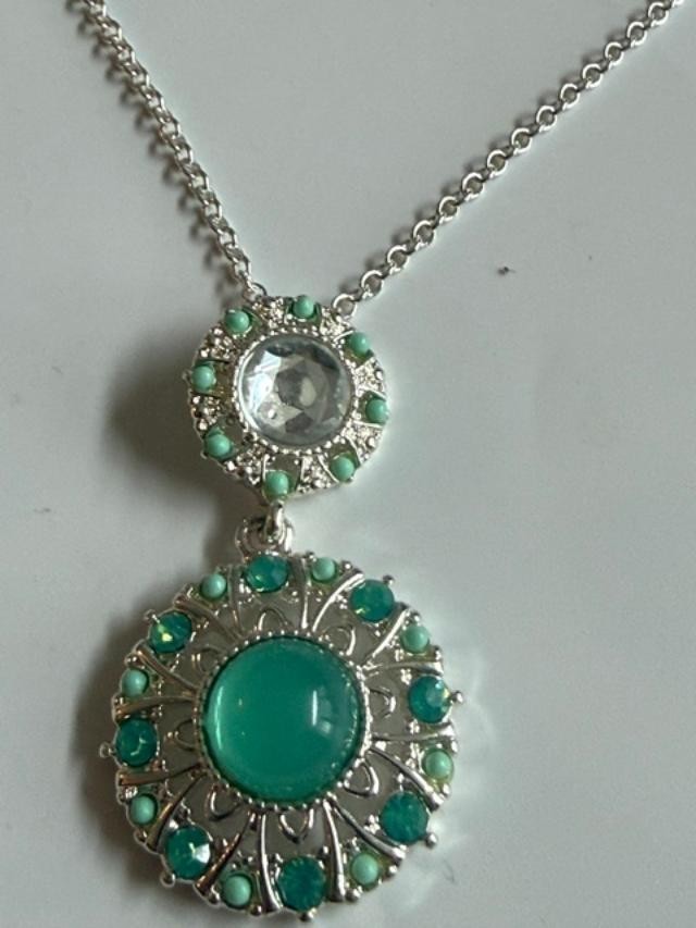 Avon SHB Steele Magnolias Long Green Cabochon Pendant Necklace 33