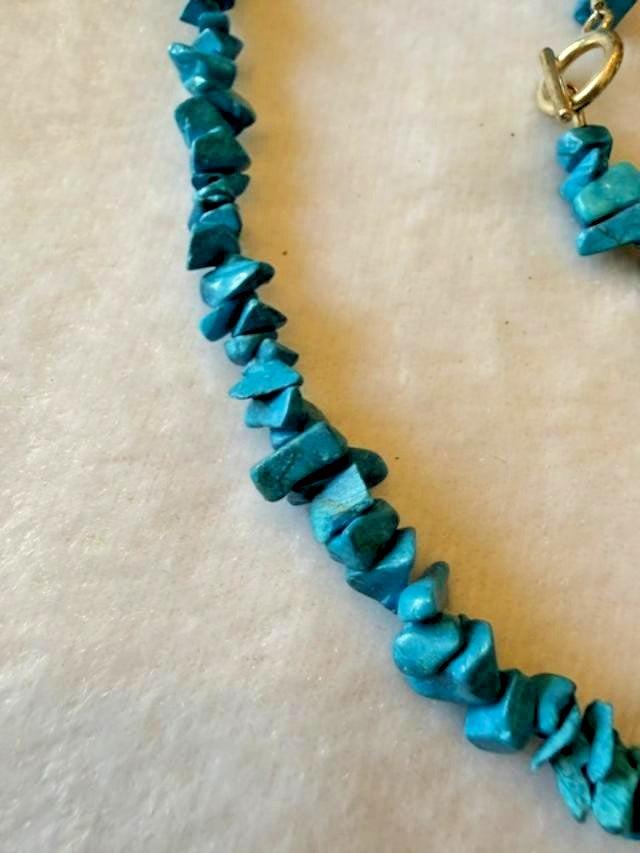 Vintage Blue Dyed Howlite Magnesite Chip Stone Necklace 19" Gold Tone Clasp