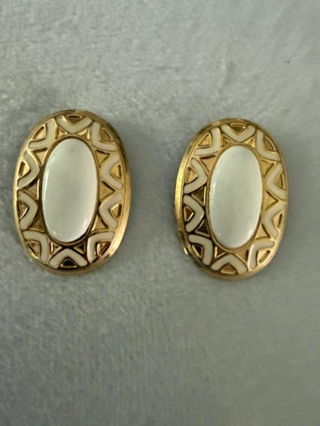 Vintage Enamel Large Oval clip-on Earrings white & Gold Tone