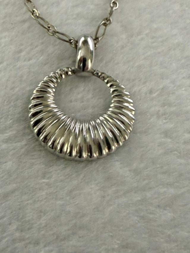 Axcess Liz Claiborne Silver Tone Ribbed Circle Pendant Necklace 18”