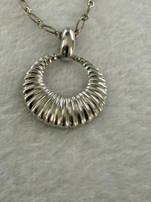 Axcess Liz Claiborne Silver Tone Ribbed Circle Pendant Necklace 18”