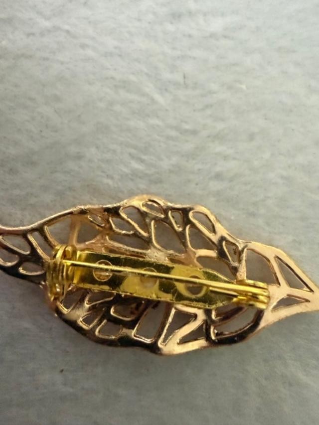 New Never Worn Gold Tone Openwork Leaf Brooch Pin 2 Inch