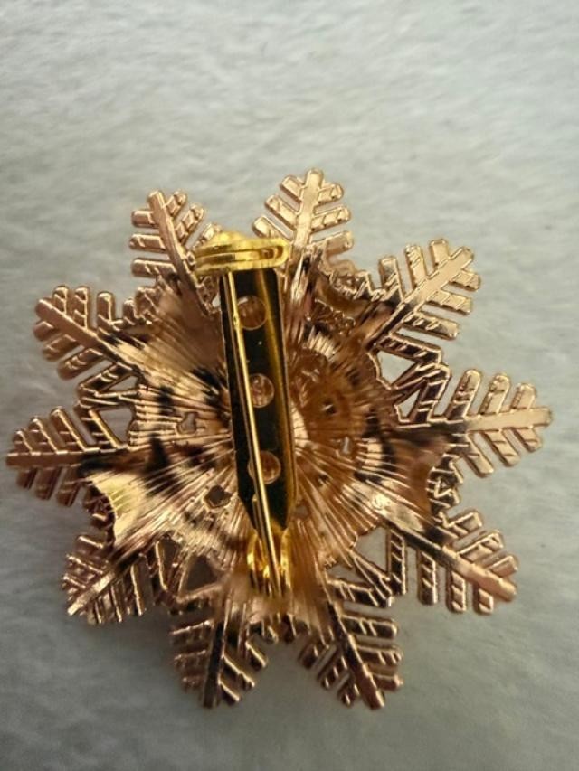 New Never Worn Faux Pearl Snowflake Brooch Gold Tone Pin 1.5 Inch