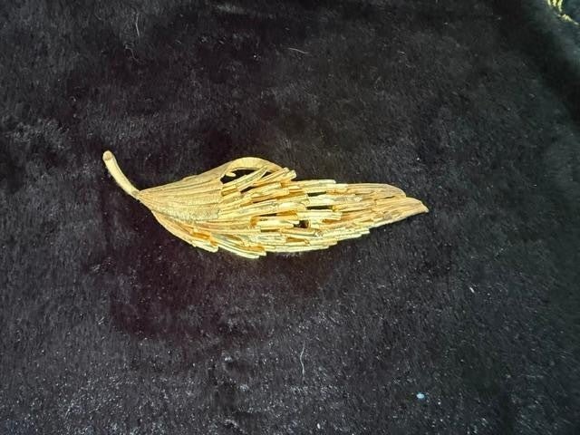 VINTAGE LARGE 3 1/2" GOLD TONE LEAF PIN BROOCH