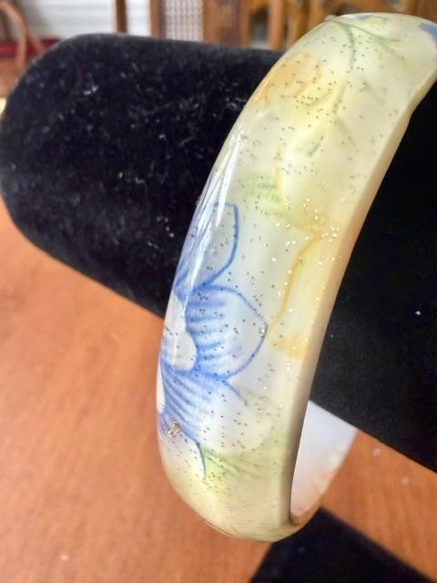 Vintage 1970s Floral Glitter Lucite Bangle Bracelet Blue Yellow 1.25" Wide