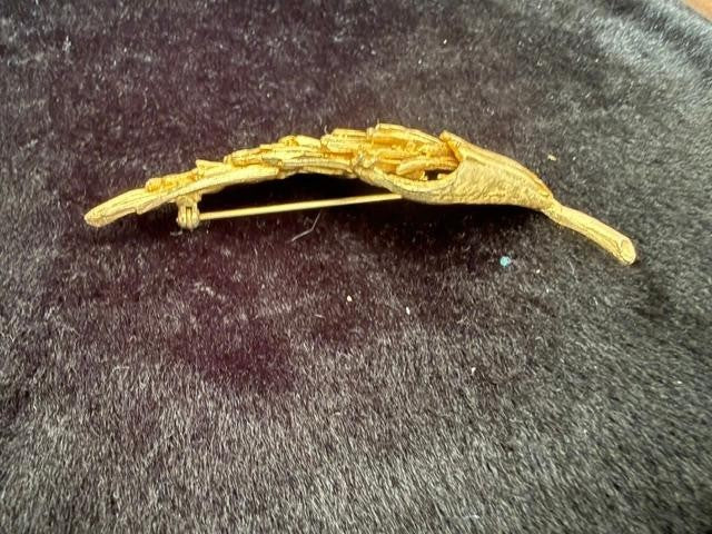 VINTAGE LARGE 3 1/2" GOLD TONE LEAF PIN BROOCH