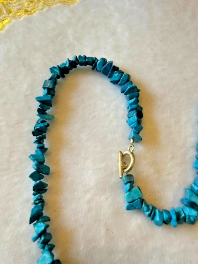 Vintage Blue Dyed Howlite Magnesite Chip Stone Necklace 19" Gold Tone Clasp
