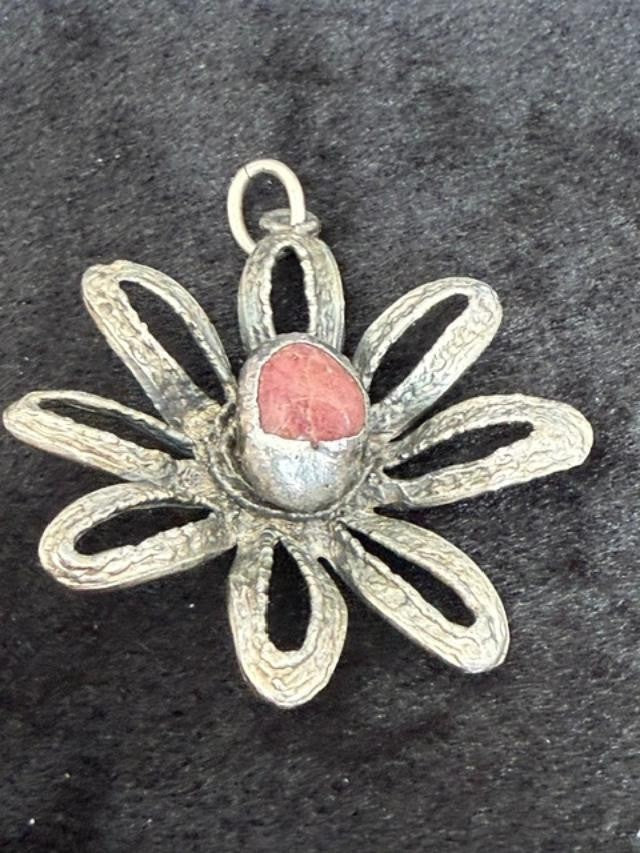 Vintage Antiqued Silver Tone Daisy Flower Pendant Pink Coral Center
