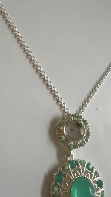 Avon SHB Steele Magnolias Long Green Cabochon Pendant Necklace 33
