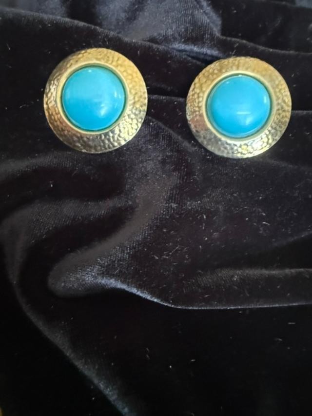 Vintage-style clip-on featuring a faux turquoise cabochon stone.