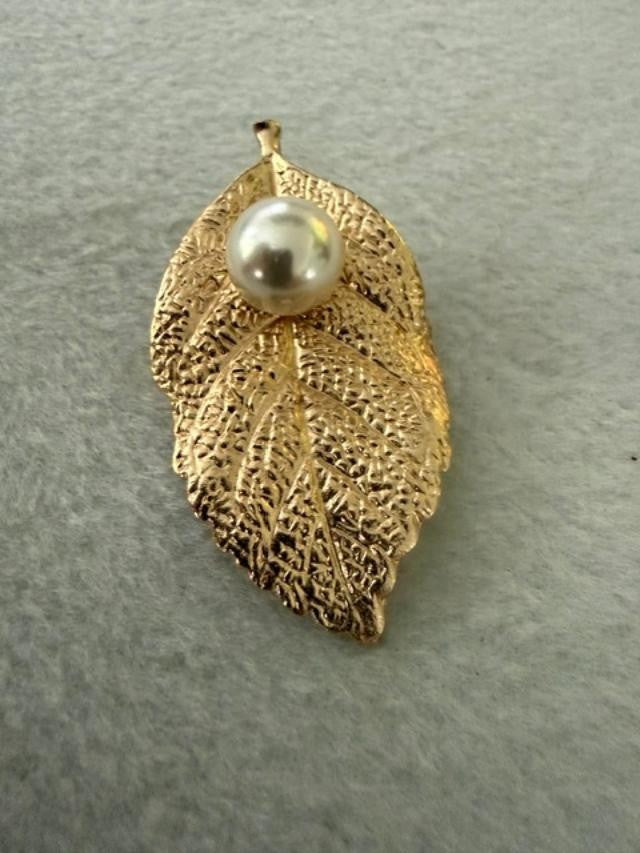 Gold Tone Textured Leaf Brooch Faux Pearl Accent Pin Unmarked Vintage Style