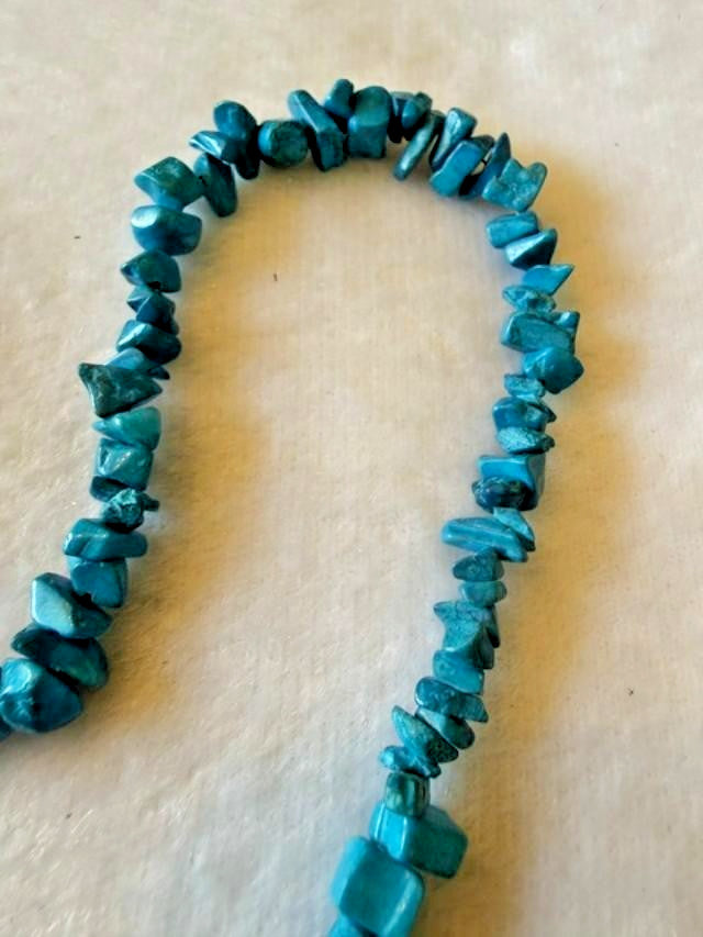Vintage Blue Dyed Howlite Magnesite Chip Stone Necklace 19" Gold Tone Clasp