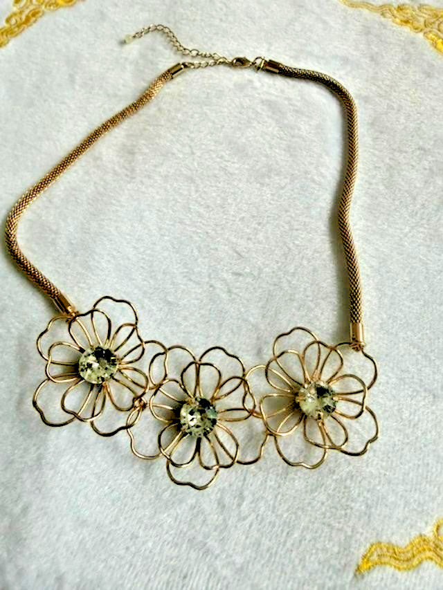 Avon SHB Gold Tone Rhinestone Wire Flower Mesh Necklace 22"