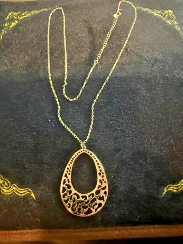 Avon NWT Gold Tone Openwork Teardrop Pendant Necklace 28–31”