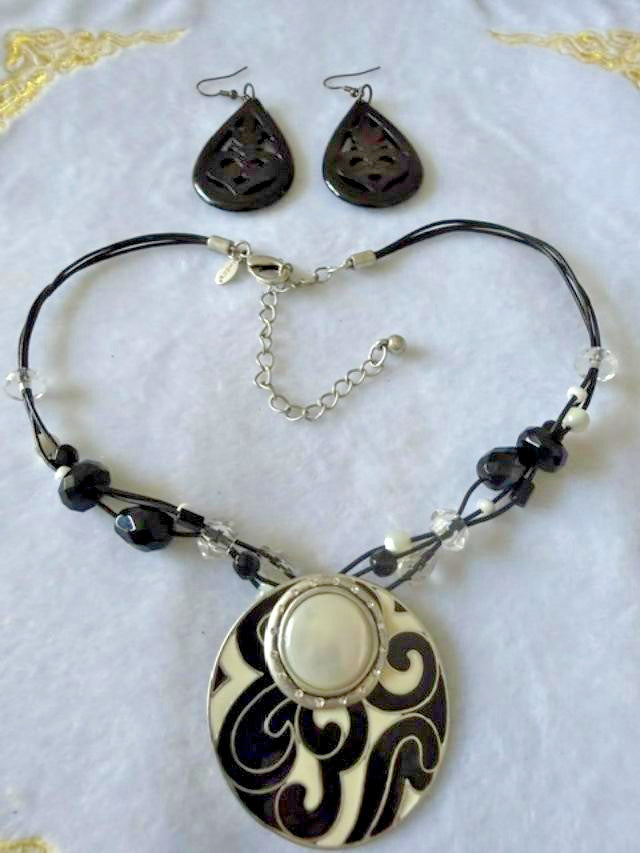 Chico's Black White Enamel Pendant Necklace & Earrings Set 18" Statement