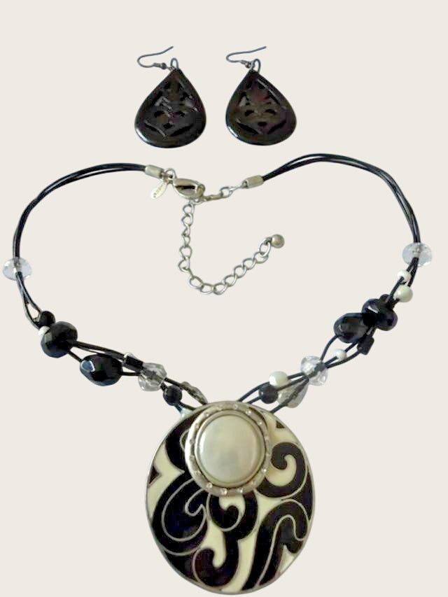 Chico's Black White Enamel Pendant Necklace & Earrings Set 18" Statement