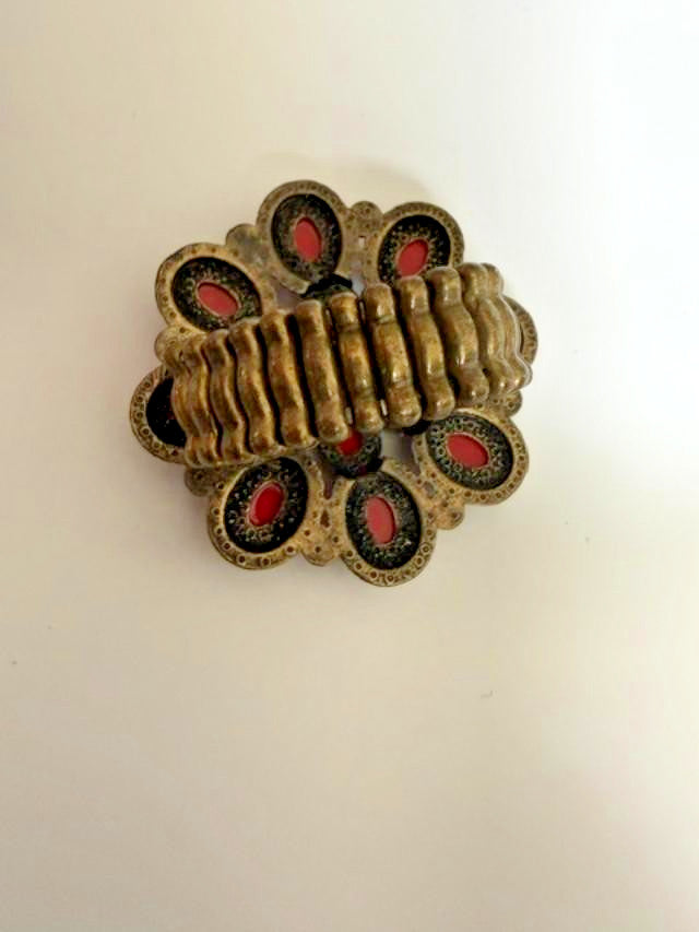 Red cabochon flower stretch cocktail ring, about 1.5" diameter, antique gold-ton