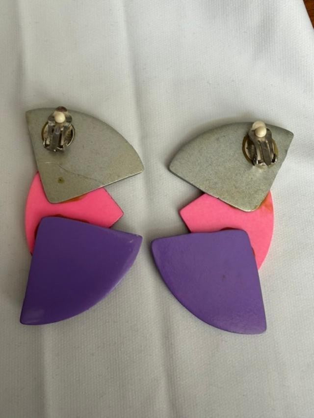 Memphis-style geometric clip-on earrings featuring layered fan-shaped pieces in